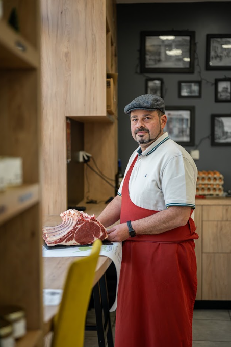 Portrait d'un boucher dans sa boutique