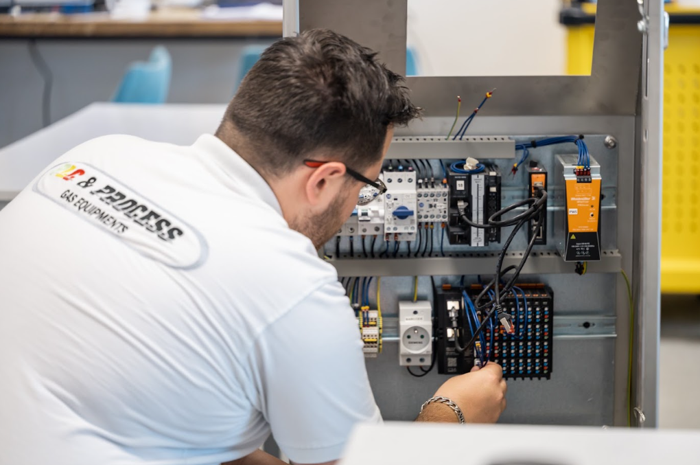 Technicien câblant une armoire électrique