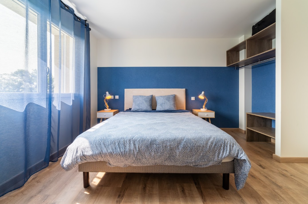 Chambre bleue baignée de lumière naturelle