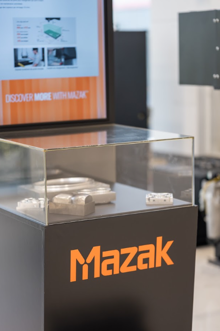 Vitrine de présentation de pièces sur un stand Mazak