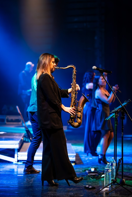 Saxophoniste en concert sous les projecteurs bleus