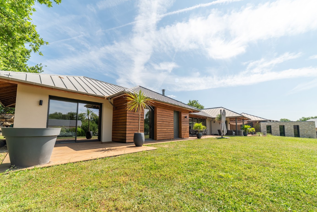 Maison d'architecte en bois avec terrasse