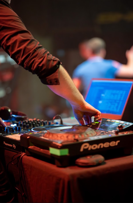 Main d'un DJ sur une platine Pioneer