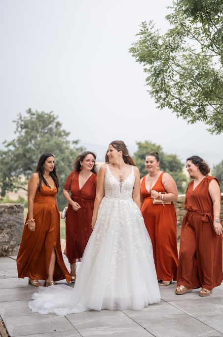 Mariée entourée de ses demoiselles d'honneur en robes terracotta
