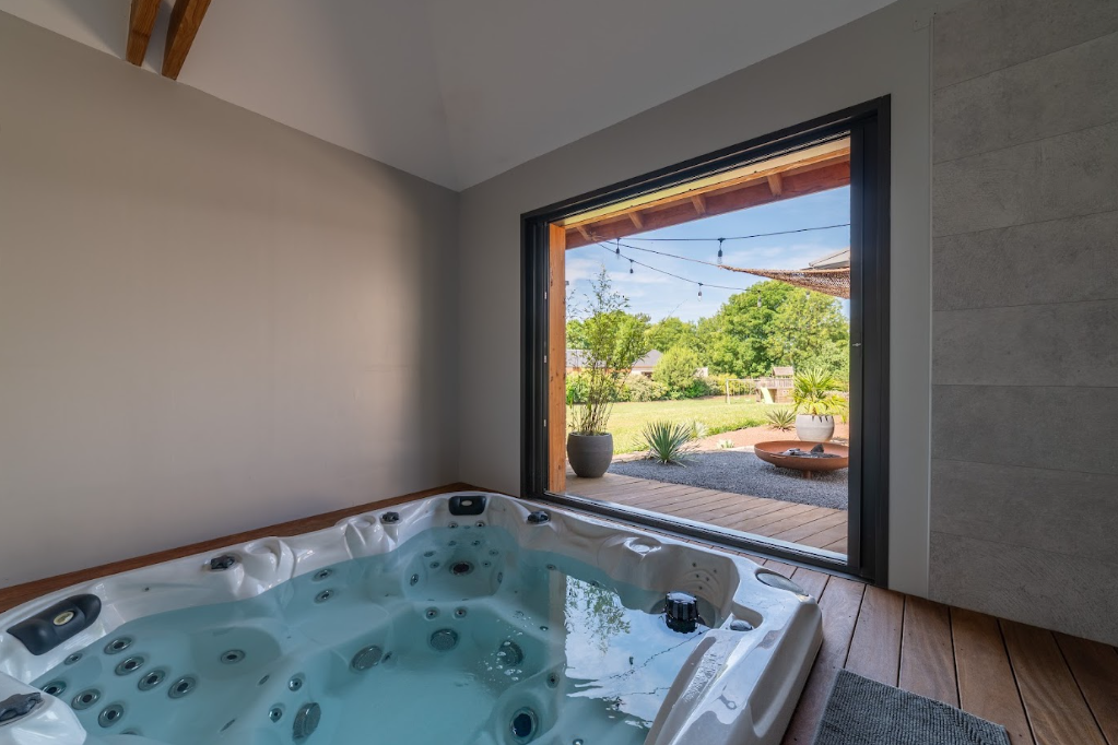 Spa avec vue ouverte sur le jardin
