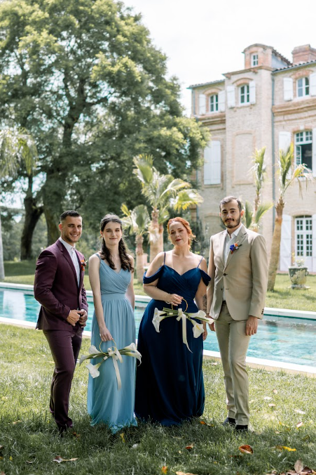 Témoins et demoiselles d'honneur au bord d'une piscine