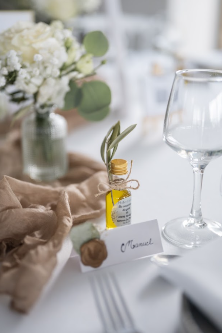 Marque-place et cadeau d'invité sur une table dressée