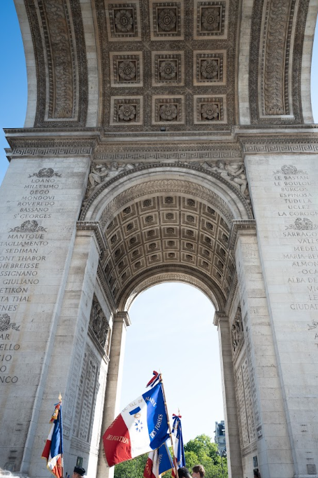 Voûte de l'Arc de Triomphe et drapeaux lors d'une cérémonie