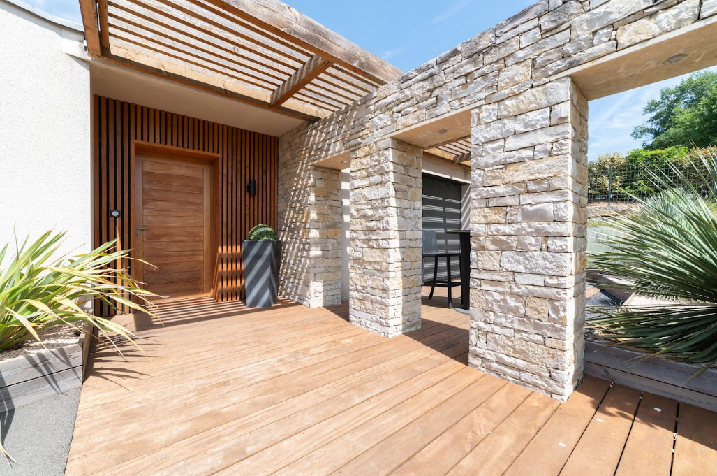 Entrée en bois et pierre sous pergola