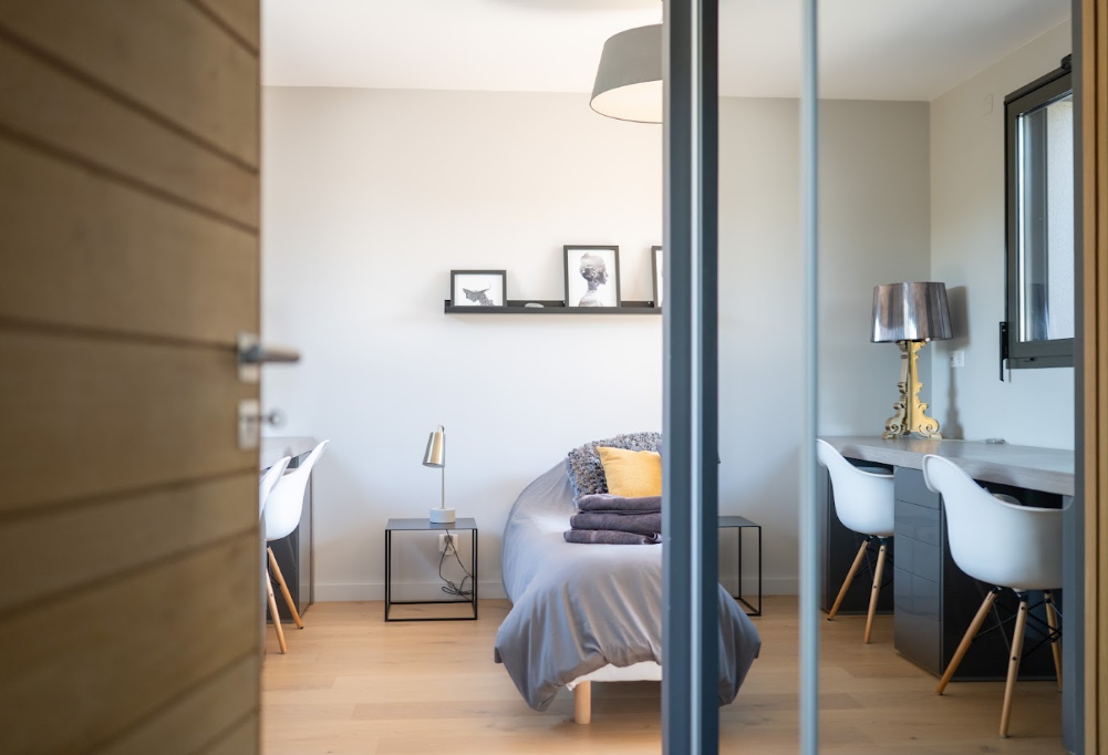 Chambre avec rangements intégrés et bureau