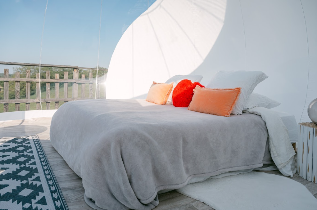 Intérieur lumineux d'une bulle avec vue sur la nature
