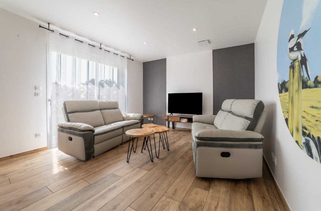 Salon contemporain avec canapés gris et parquet