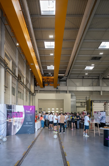 Journée d'accueil dans une halle industrielle