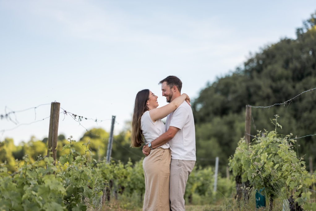 Couple enlacé au milieu des vignes