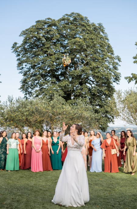 Lancer du bouquet devant un grand arbre