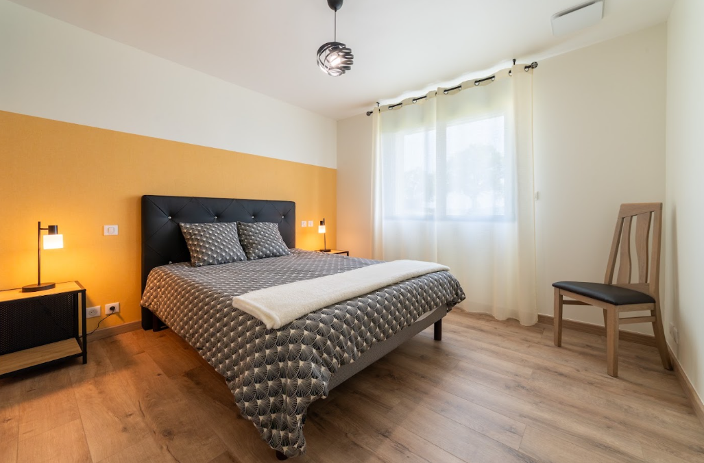 Chambre contemporaine au mur jaune