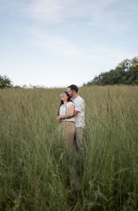 Couple enlacé au milieu de hautes herbes