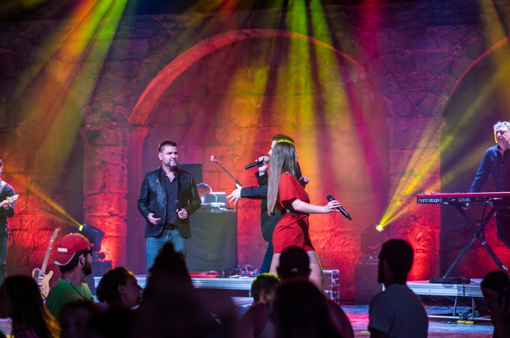Concert sur scène photographié en lumière colorée