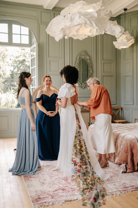 Préparatifs de la mariée entourée de ses proches