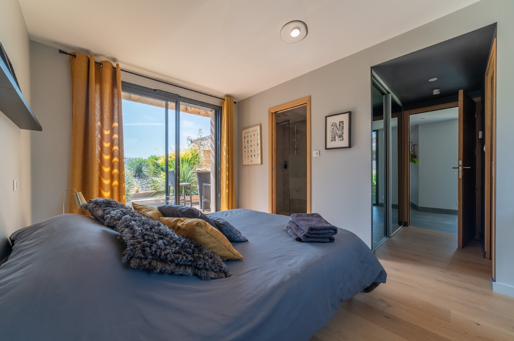 Suite lumineuse aux rideaux couleur moutarde