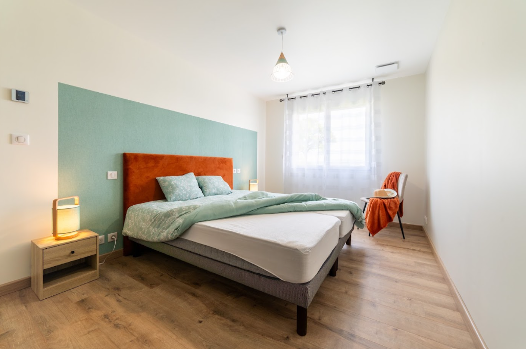 Chambre aux tons vert d'eau et terracotta