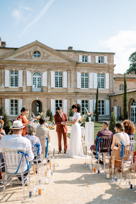 Cérémonie laïque devant un château de brique rose