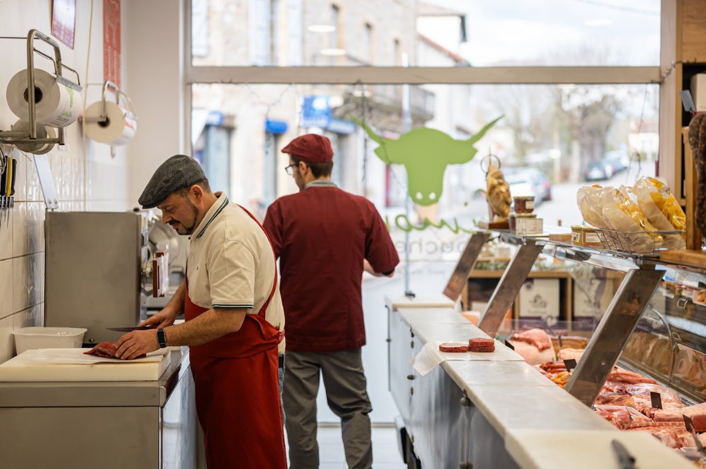 Boucherie de village en pleine activité