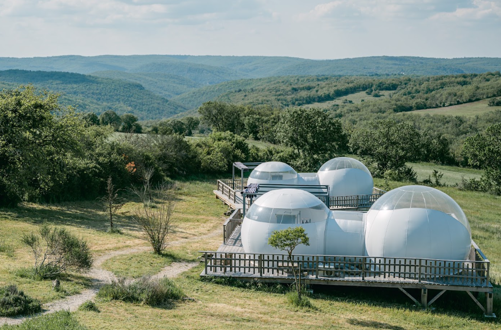Bulles d'hébergement insolite face aux collines