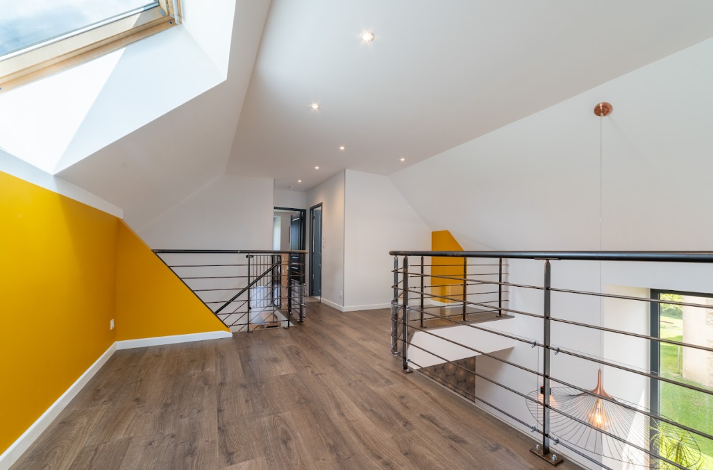 Mezzanine lumineuse avec mur jaune
