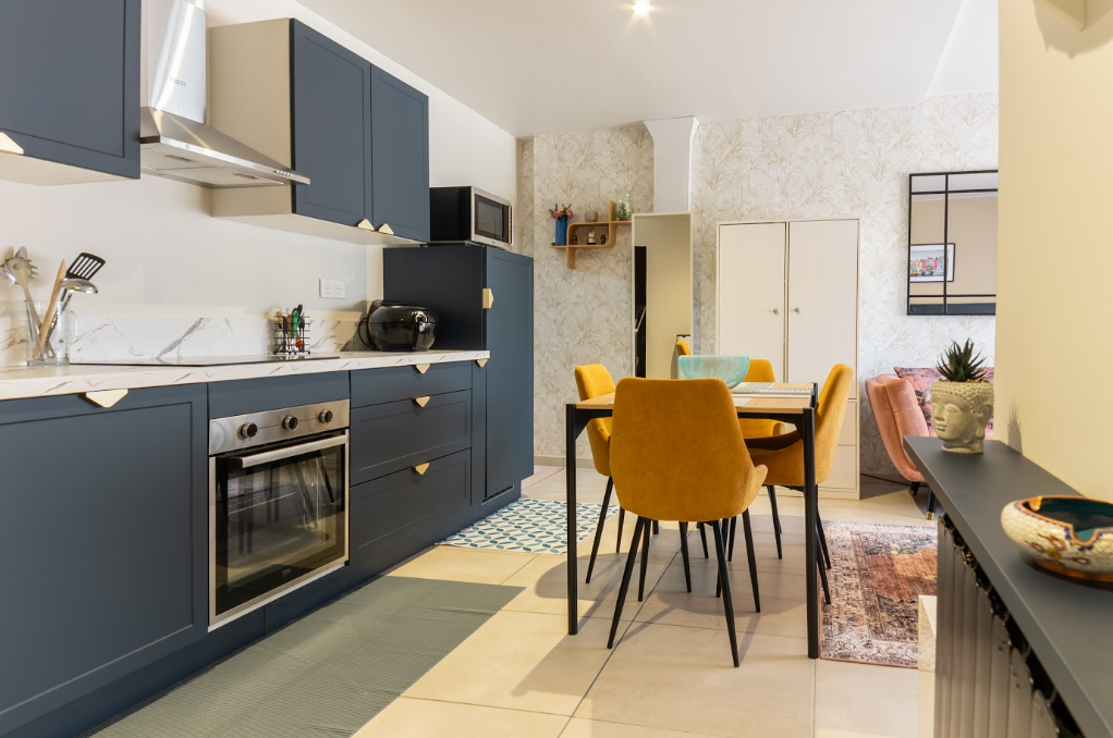 Cuisine bleu nuit avec coin repas