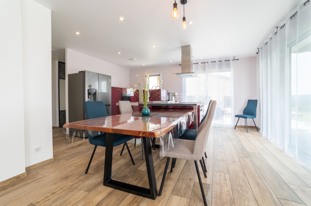 Séjour lumineux avec grande table en bois