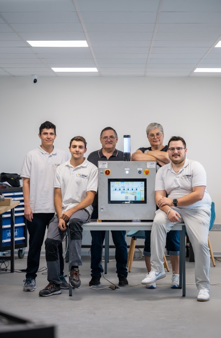 Équipe technique posant dans son atelier