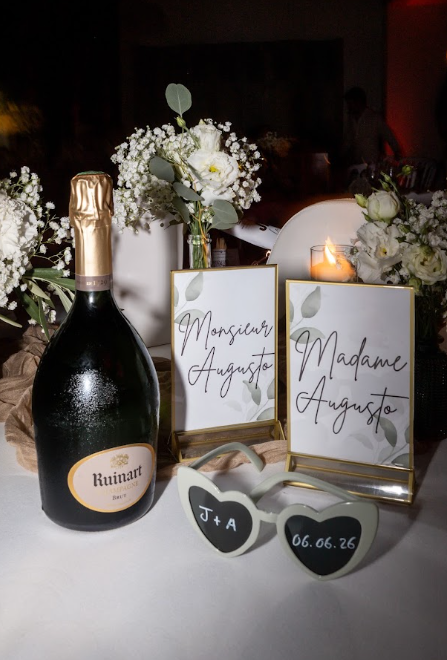 Décoration de table avec champagne et panneaux Monsieur et Madame