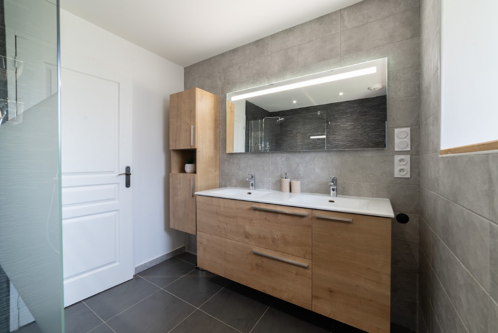 Salle de bain double vasque bois et gris