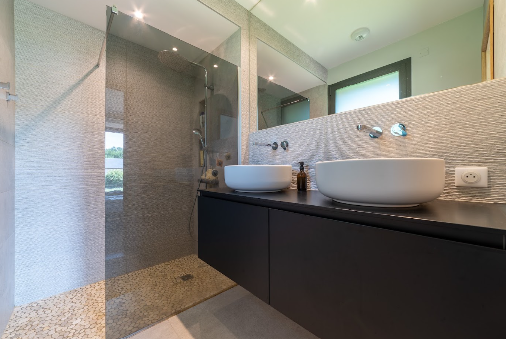 Salle d'eau avec douche à l'italienne et double vasque