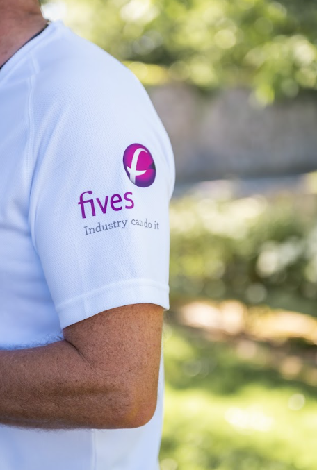 Détail d'un logo brodé sur un maillot d'équipe
