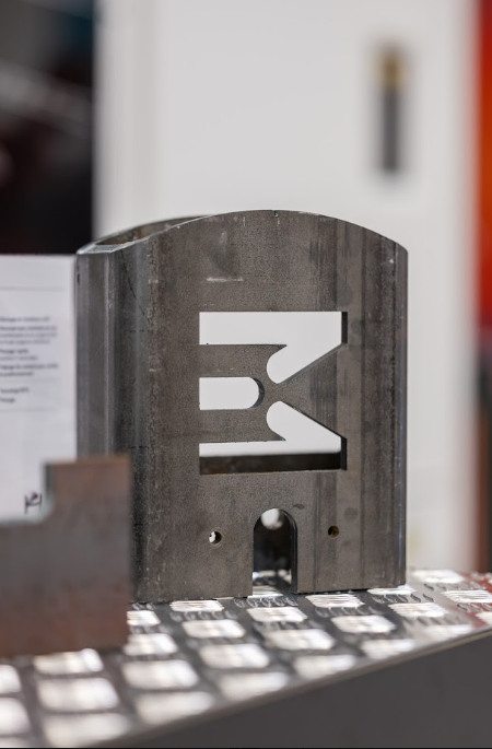 Logo découpé dans une pièce d'acier