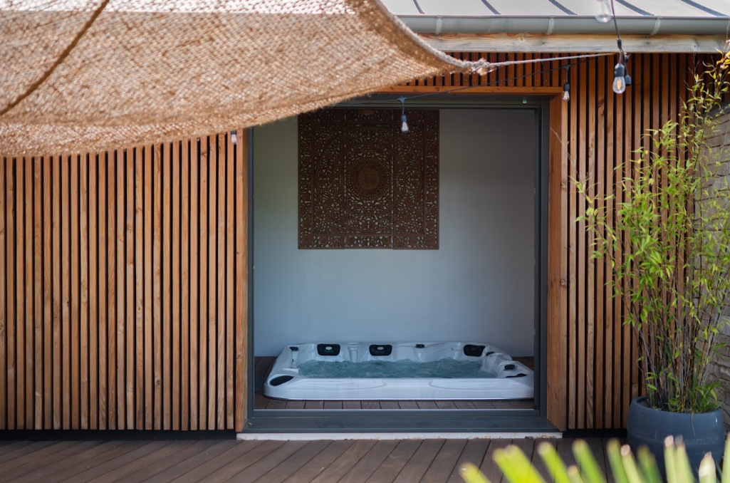 Spa encastré dans un espace extérieur en bois