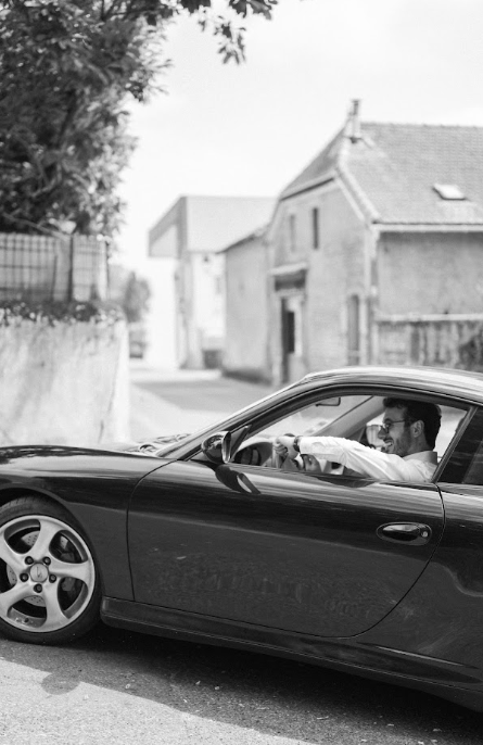 Le marié au volant d'une voiture de sport, noir et blanc