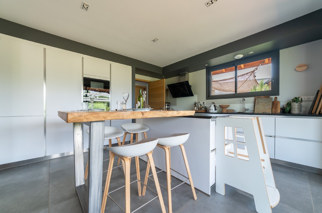 Bar de cuisine contemporain en bois et blanc
