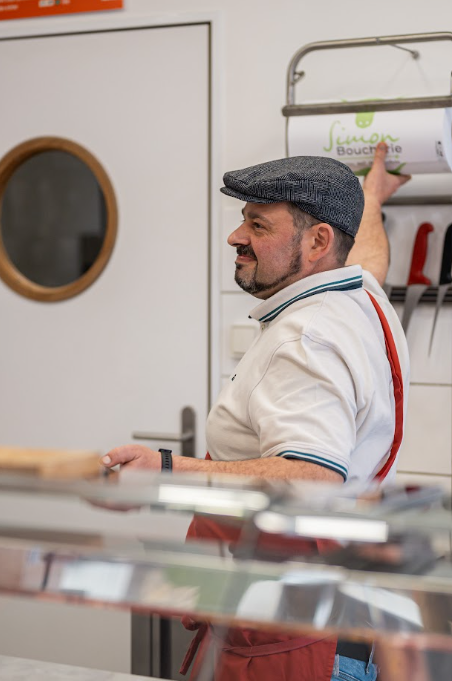 Boucher souriant derrière son comptoir