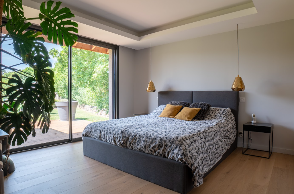 Chambre ouverte sur le jardin par une baie vitrée