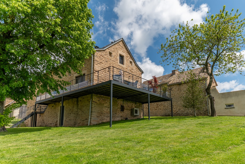 Maison en pierre avec terrasse suspendue