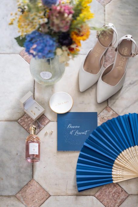 Escarpins, alliances, parfum et faire-part de mariage