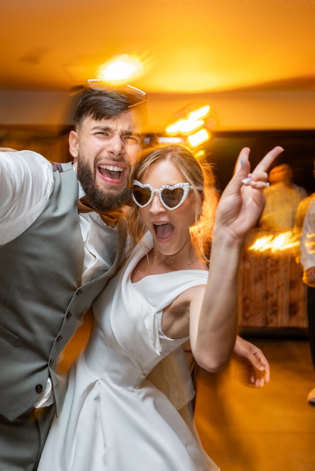 Les mariés en pleine fête sur la piste de danse