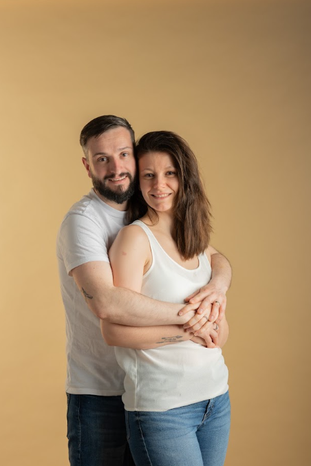 Couple enlacé en studio sur fond ocre