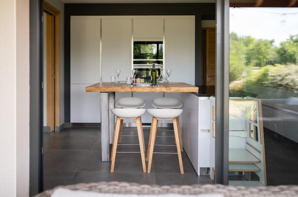 Îlot de cuisine en bois massif avec tabourets