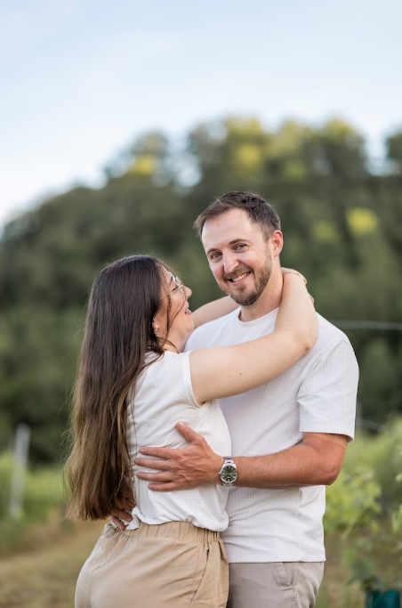 Couple riant dans les vignes en fin de journée
