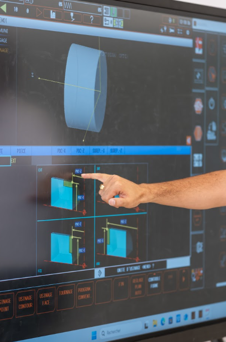Écran de programmation CAO commenté par un technicien
