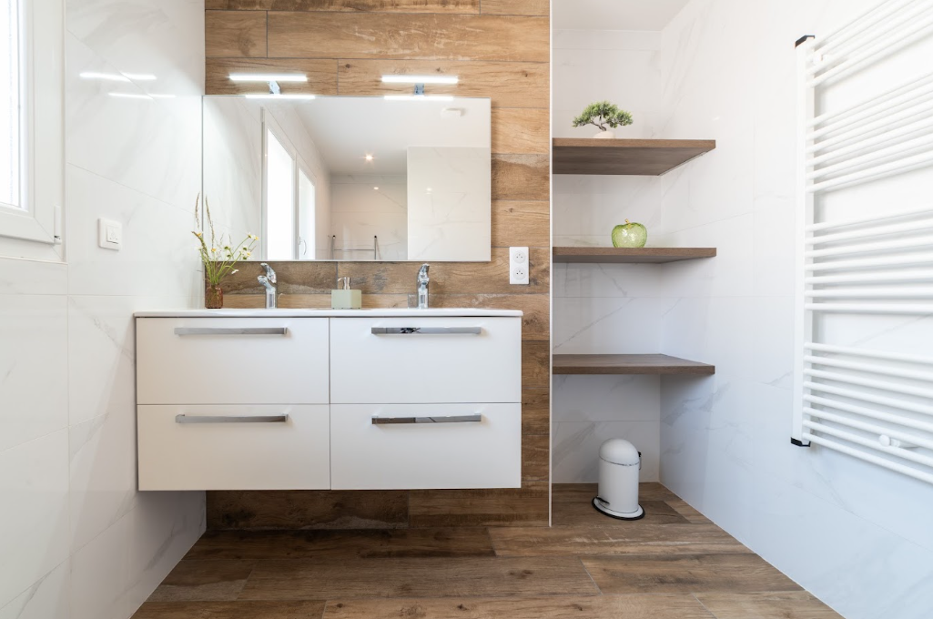Salle de bain moderne bois et marbre